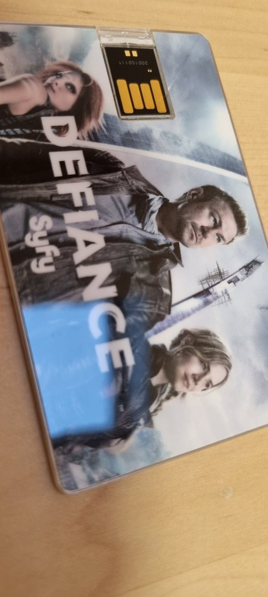 PlaneteCSAT's tweet photo. Oh la petite trouvaille perdue au fond d'un carton ... petit vestige ou @canalplus et @SYFYfr étaient encore amoureux 😄 #cadeau #1Go #souvenir https://t.co/D8LbvdeHzw