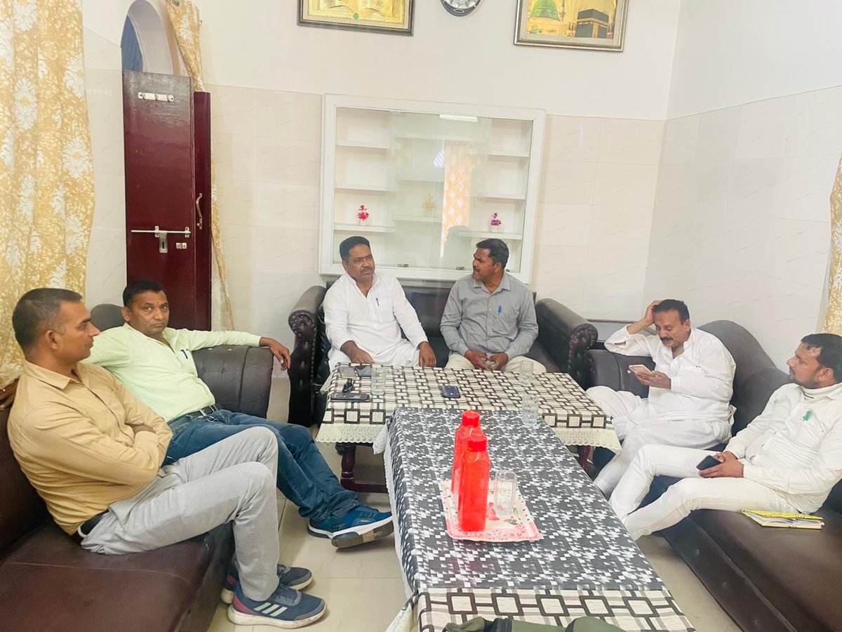 salmankhanAAP's tweet photo. आज जनपद #बदायूँ में बहुजन समाज पार्टी के नेता डॉक्टर प्यारे मियां ने अपने साथियों सहित थामा आम आदमी पार्टी का दामन। पार्टी ने प्यारे मियां जी का सम्मान रखते हुए सहसवान से अपना चेयरमैन प्रत्याशी घोषित किया। आम आदमी पार्टी बदायूँ प्यारे मियां जी के उज्जवल भविष्य की कामना करती है। https://t.co/X3je8lmxr3
