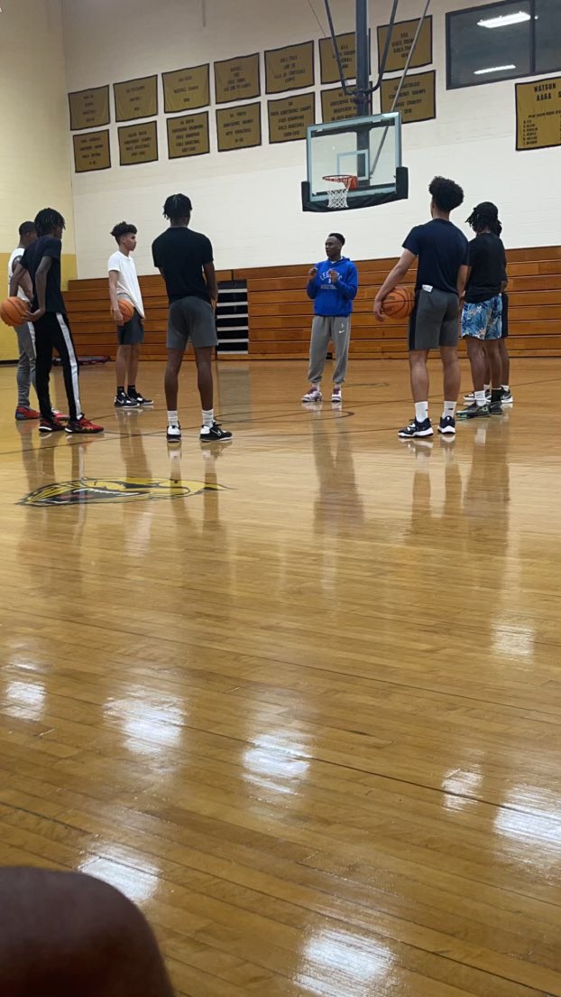 _juwan's tweet photo. “Greatness is inspiring others to be their best.” 

What a full circle moment of being able to give back to the next generation at your alma matter. 

Appreciate @CoachJBarnes10 and @CoachLBrown13 for putting this group together. You all are doing a great job! Proud of you all! https://t.co/V5F6N8yRsB