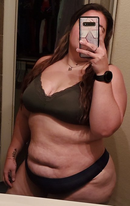 He let's me shower at his place after work 😌 🚿 https://t.co/sqi4IlxFUk<a href="/tag/missdaddyinmyholes"class="tags"><span>#missdaddyinmyholes</span></a>