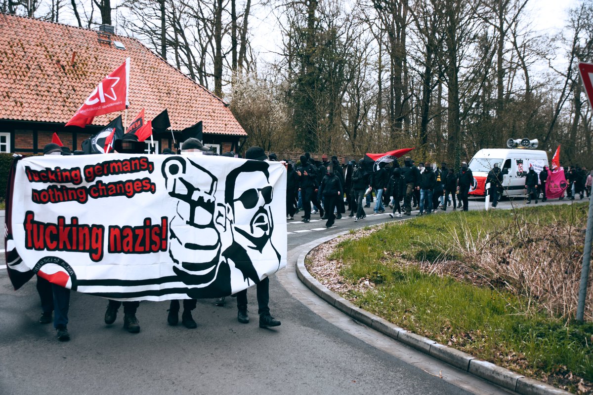 15.04.2023 | #dorf1504 – Samstagnachmittag nahmen rund 150 Personen an einer antifaschistischen Demonstration in #Dorfmark teil die sich gegen die verlautbarte „Ostertagung“ des religiös-völkischen Bund für Gotterkenntnis (Ludendorff) e.V. richtete. (1/5)