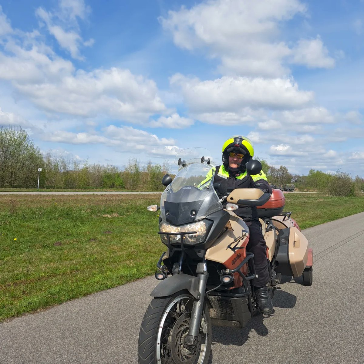ziekendrager's tweet photo. Vandaag een prachtige dag. Training gegeven voor de motards van @alpedhuzes op @OTCRij Alleen maar lachende gezichten tijdens de weer uitdagende oefeningen. Heerlijk!! 😎😃#training #samentegenkanker #motortraining https://t.co/3yMAr5M60e