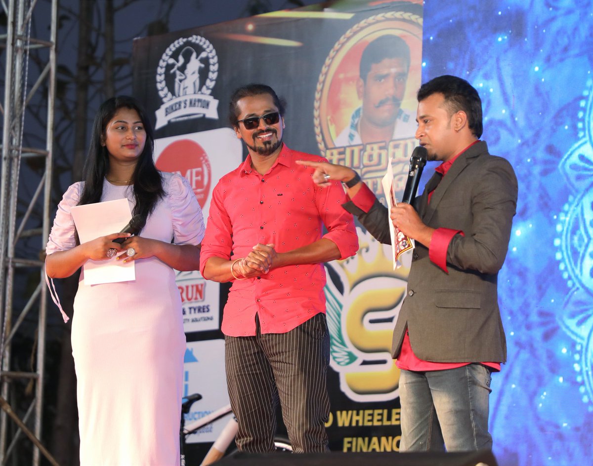 AshikAnchor's tweet image. #EventMode🎤 #MrThunderAwards #AwardShow #StarNight #AttamPattamKondattam #goodday