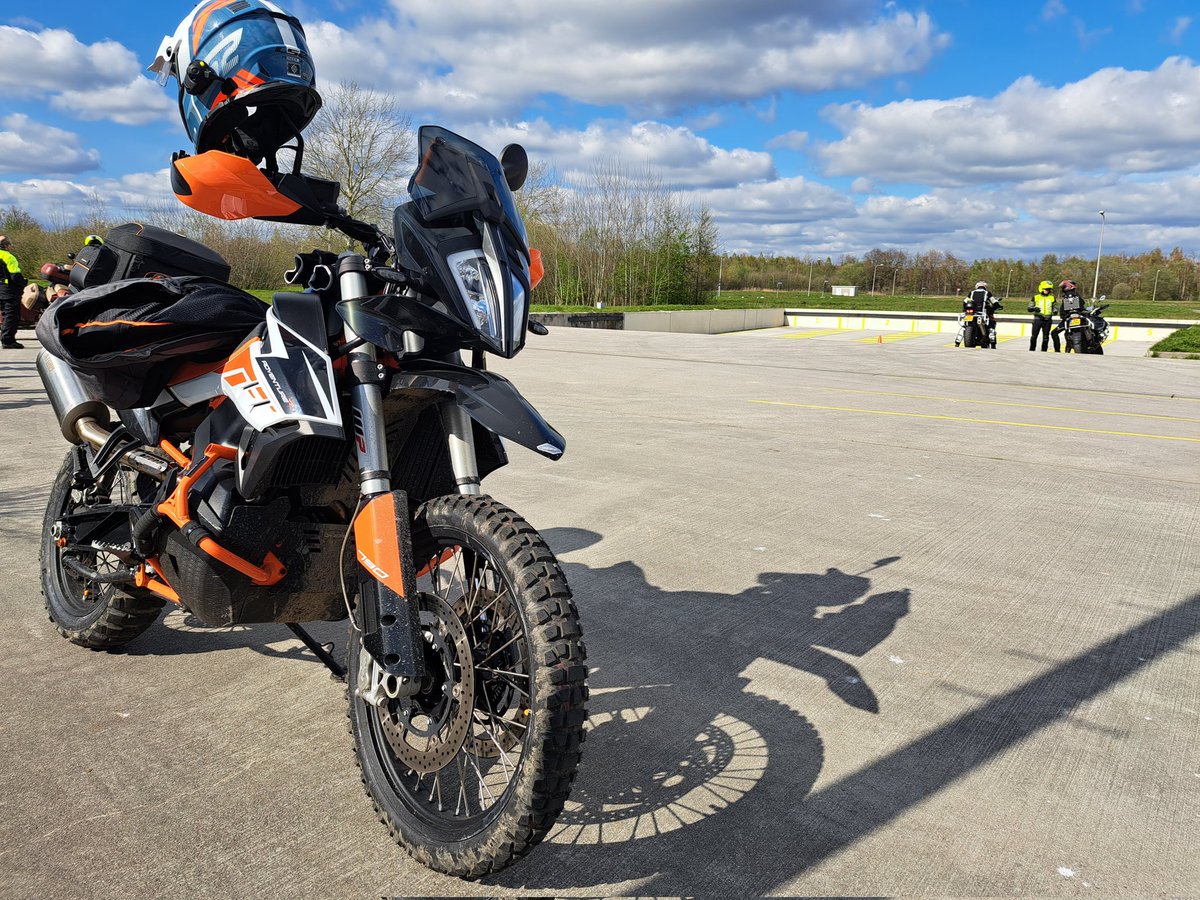 ziekendrager's tweet photo. Vandaag een prachtige dag. Training gegeven voor de motards van @alpedhuzes op @OTCRij Alleen maar lachende gezichten tijdens de weer uitdagende oefeningen. Heerlijk!! 😎😃#training #samentegenkanker #motortraining https://t.co/3yMAr5M60e