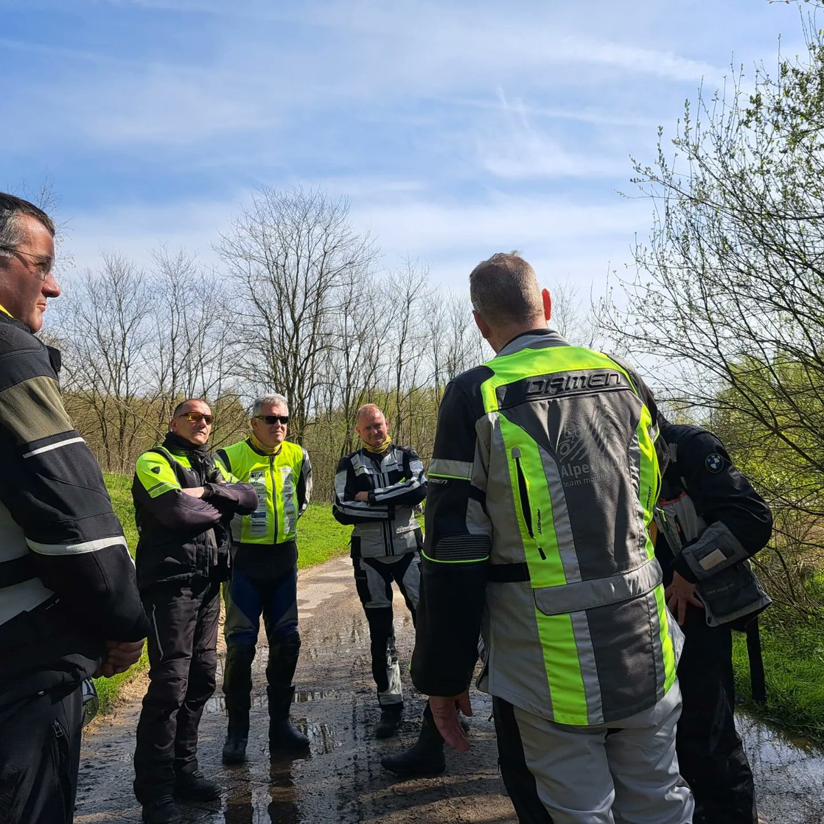 ziekendrager's tweet photo. Vandaag een prachtige dag. Training gegeven voor de motards van @alpedhuzes op @OTCRij Alleen maar lachende gezichten tijdens de weer uitdagende oefeningen. Heerlijk!! 😎😃#training #samentegenkanker #motortraining https://t.co/3yMAr5M60e