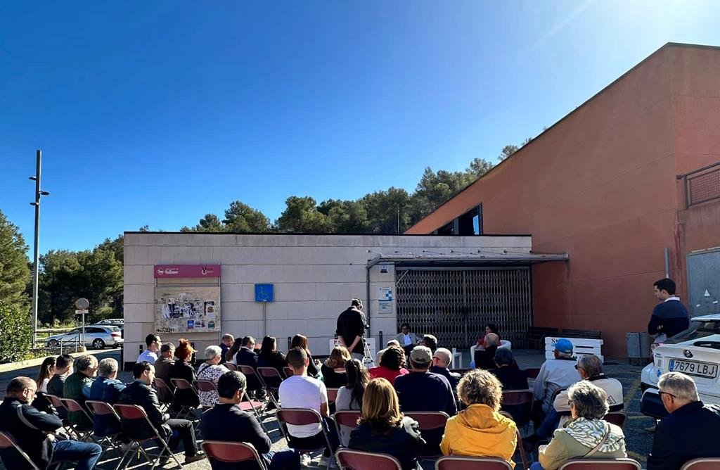 PSCBaix's tweet photo. 🌹Aquest matí el primer secretari @salvadorilla ha participat en un acte sobre el futur de #Vallirana amb l'alcaldessa @eva_martinezmor.

🗣️Salvador Illa: "A Vallirana les coses s'estan fent molt bé i és perquè hi ha un equip de govern i una alcaldessa com l'Eva." https://t.co/MK0T93daEp