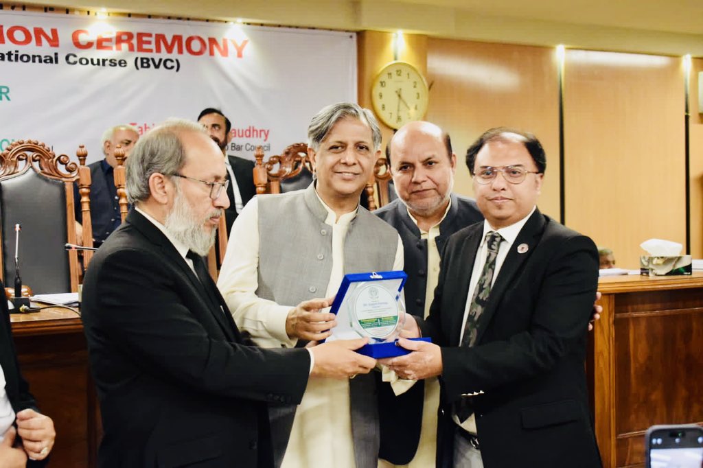 Law_GCU's tweet photo. A matter of great honour that our faculty member Muhammad Azeem Farooqi receiving his shield from Federal Law Minister Azam Nazeer Tarar on 1st Bar Vocational course Prize Distribution held at Punjab Bar Council
Mr. Farooqi delivered Lecture on Introduction to Law of Evidence. https://t.co/p4r3uAezJP