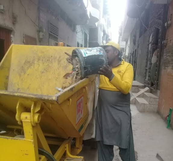 waleedh244's tweet photo. When I look at the streets around my house i feel miserable that we as citizens do not give importance to the hard work that is put in by the workers of #LWMC.
#LWMCtruckArt
#KeepLahoreClean
#GoodWorkLWMC
#OurRealHerosLWMCWorkers https://t.co/MOblLhwPvg