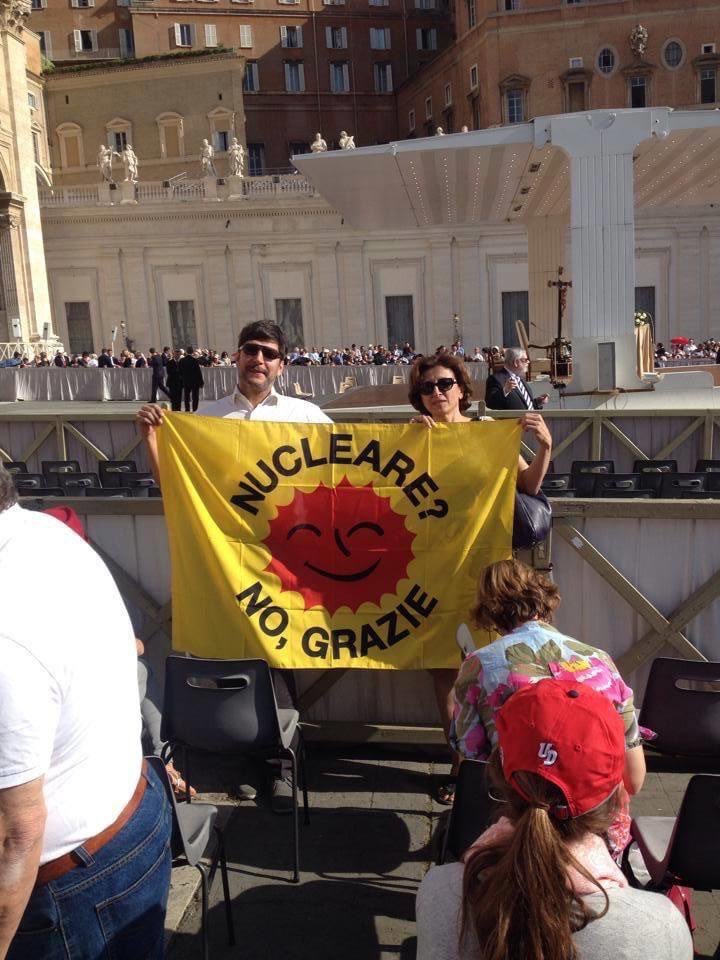 Unsere Bitte wurde erhört. Heute ist endlich Schluss mit der Nutzung der Atomenergie in Deutschland. (Das Foto stammt vom Petersplatz im Vatikan und war eine Soliaktion für die italienischen Grünen)