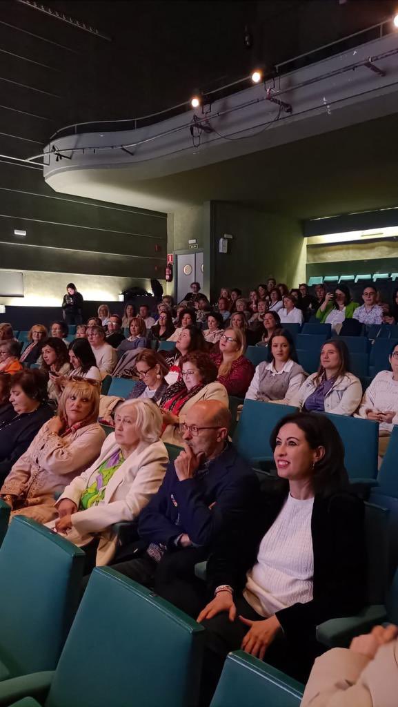 JLambanM's tweet photo. Con la gran actriz aragonesa #MarisolAznar de @OregonTv, las mujeres progresistas ejeanas han celebrado el 20 Aniversario de su Foro. Tanto por el @aytoejea como por su movimiento asociativo, #Ejea ha estado siempre a la vanguardia del feminismo aragonés https://t.co/H0U448BD0k