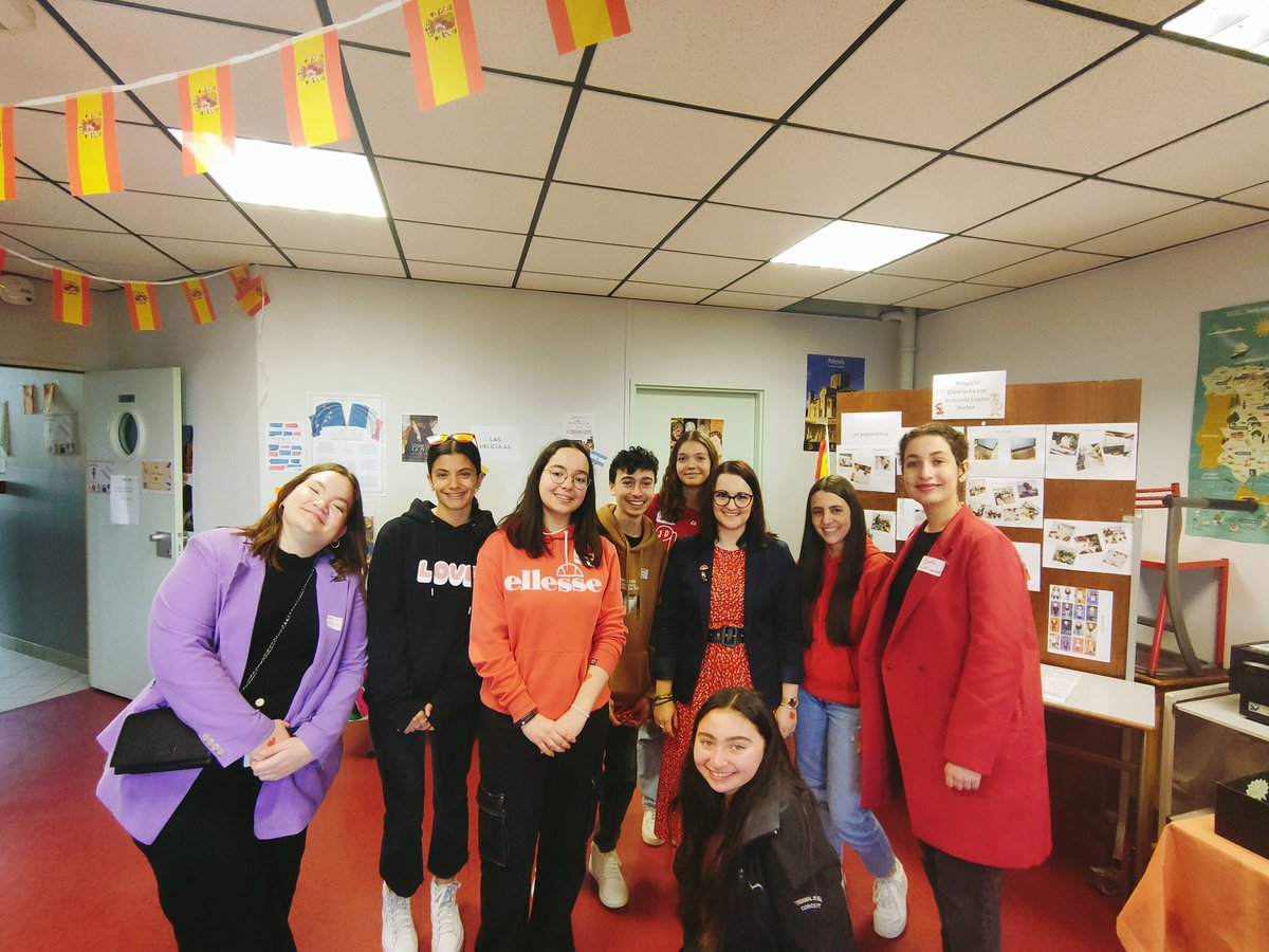 CelineCorbacho's tweet photo. Presentación de la especialidad #llcerEspagnol 🇪🇸en el instituto @LyceePissarro #jpo
Gracias a los antiguos alumnos por su visita y a los alumnos de este año por su compromiso.
¡Fue un éxito!💃🪭 https://t.co/eSqf13RgR8