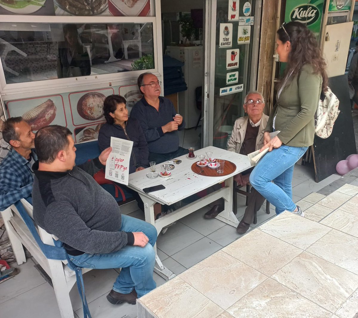 H_Usumezgezer's tweet photo. Bugün #İzmir'in  Hatay semti esnafı ile  buluştuk. Halkımız bu şekilde yönetilmeyi haketmiyor. Eğitimden sağlığa, insanca yaşamanın mümkün olduğu; yoksulluğun kader olmadığı fikrinde buluştuk. Oylarını istedik. Patronların değil halkın iktidarını kuracağımızın sözünü verdik. https://t.co/Ge6Ngfzgf3