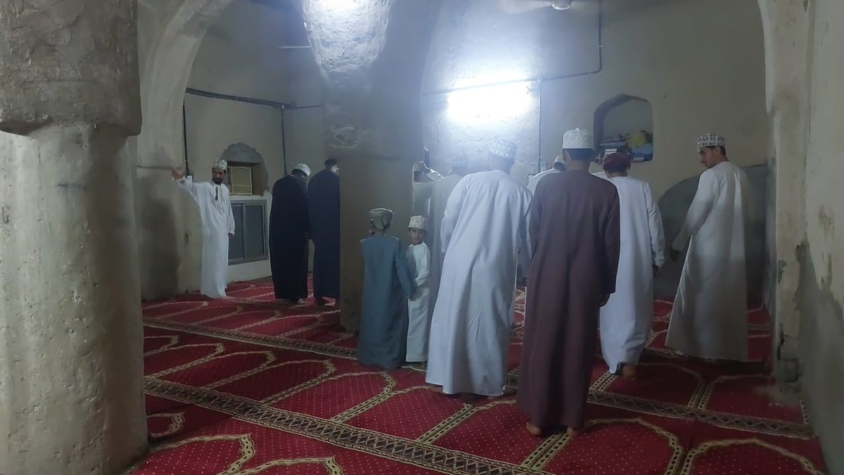 majid_aljabri77's tweet photo. السلام عليكم ورحمه الله وبركاته

يوجد لدينا مسجد قديم جدا مبني من الحجارة والطين 
يتسع ل١٥٠ مصلي ولا يوجد به دورات مياه السقف يكاد يسقط لتآكل الخشب بالرمه وكذلك عند سقوط الأمطار يمتلئ المسجد بالمياه 

@meraoman

#سمائل https://t.co/dXD5aZMA1K