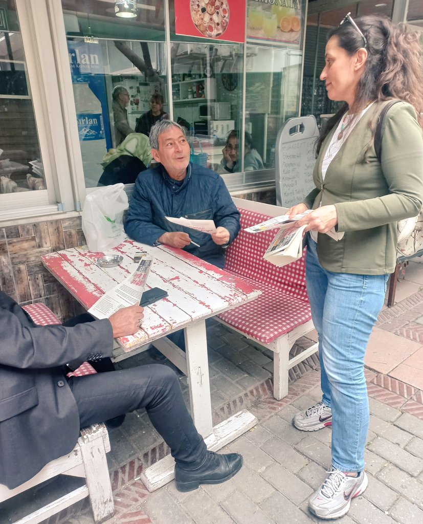 H_Usumezgezer's tweet photo. Bugün #İzmir'in  Hatay semti esnafı ile  buluştuk. Halkımız bu şekilde yönetilmeyi haketmiyor. Eğitimden sağlığa, insanca yaşamanın mümkün olduğu; yoksulluğun kader olmadığı fikrinde buluştuk. Oylarını istedik. Patronların değil halkın iktidarını kuracağımızın sözünü verdik. https://t.co/Ge6Ngfzgf3