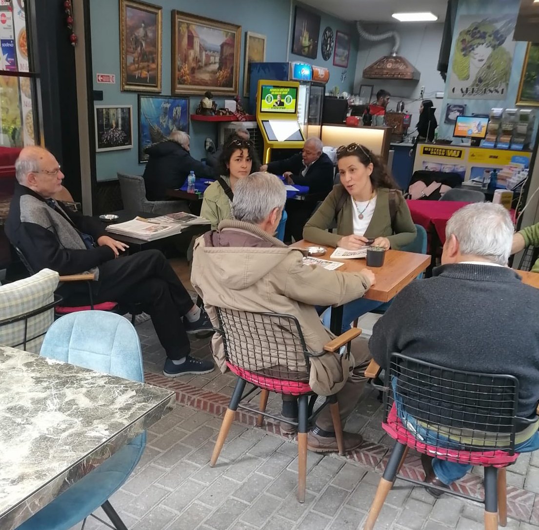 H_Usumezgezer's tweet photo. Bugün #İzmir'in  Hatay semti esnafı ile  buluştuk. Halkımız bu şekilde yönetilmeyi haketmiyor. Eğitimden sağlığa, insanca yaşamanın mümkün olduğu; yoksulluğun kader olmadığı fikrinde buluştuk. Oylarını istedik. Patronların değil halkın iktidarını kuracağımızın sözünü verdik. https://t.co/Ge6Ngfzgf3