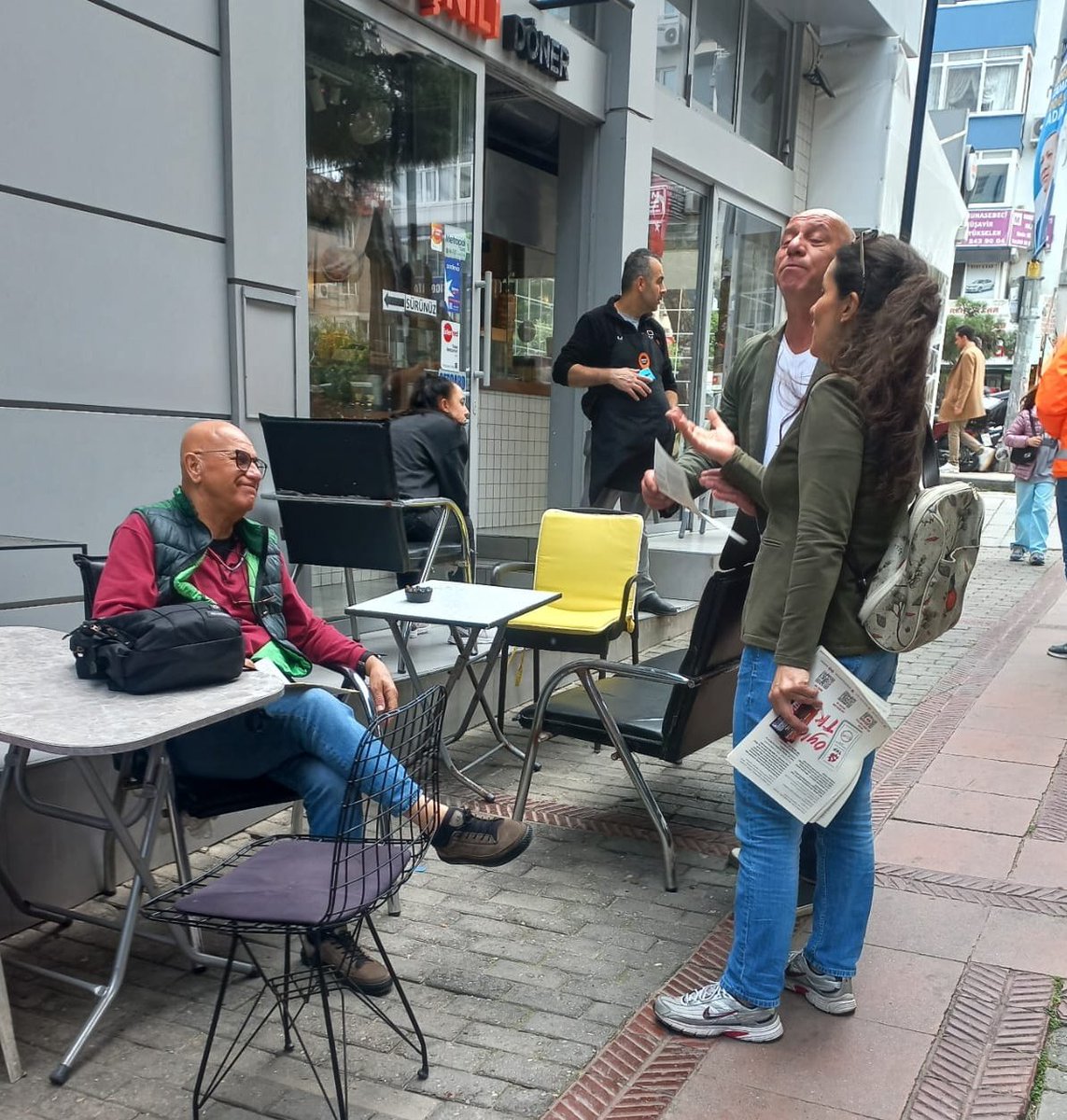 H_Usumezgezer's tweet photo. Bugün #İzmir'in  Hatay semti esnafı ile  buluştuk. Halkımız bu şekilde yönetilmeyi haketmiyor. Eğitimden sağlığa, insanca yaşamanın mümkün olduğu; yoksulluğun kader olmadığı fikrinde buluştuk. Oylarını istedik. Patronların değil halkın iktidarını kuracağımızın sözünü verdik. https://t.co/Ge6Ngfzgf3