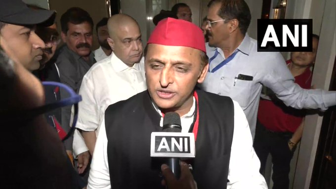 AHindinews's tweet photo. उप्र में अपराध की पराकाष्ठा हो गयी है और अपराधियों के हौसले बुलंद है। जब पुलिस के सुरक्षा घेरे के बीच सरेआम गोलीबारी करके किसीकी हत्या की जा सकती है तो आम जनता की सुरक्षा का क्या। इससे जनता के बीच भय का वातावरण बन रहा है, ऐसा लगता है कुछ लोग जानबूझकर ऐसा वातावरण बना रहे हैं: सपा प्रमुख अखिलेश यादव

(फाइल तस्वीर)