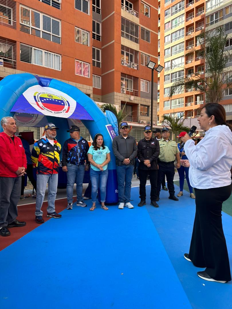 Nuestras cuadrillas <a href="/FONA_oficial/">Fondo Nacional Antidrogas</a> y la Comunidad, en unión por una Venezuela bonita, se encargó de reparar la iluminación, elaboración de tableros de básquet e instalación de aros para este deporte, pintura y demarcado además de la puesta en marcha de un parque infantil.