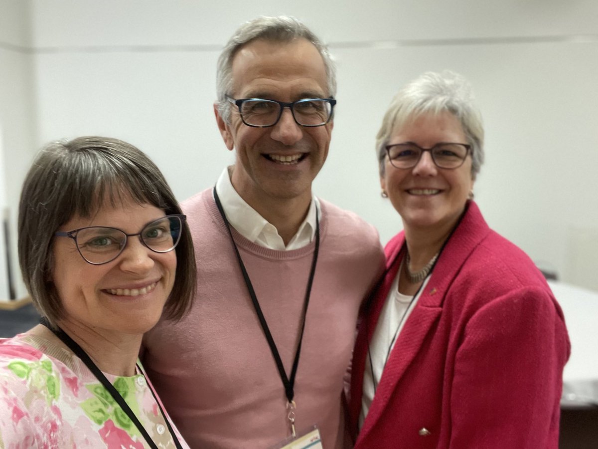 Pink people leaders ⁦@Royal_College⁩ #icam2023, love learning and connecting together #joyinwork