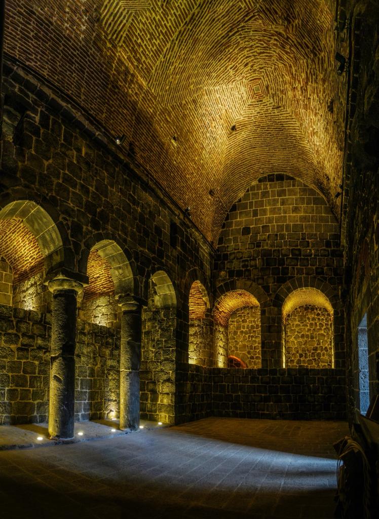 Atlashabert's tweet photo. Türkiye'de düzgün bir restorasyon görüyoruz. Diyarbakır Yedi Kardeş Burcu https://t.co/1M51J3aVqP