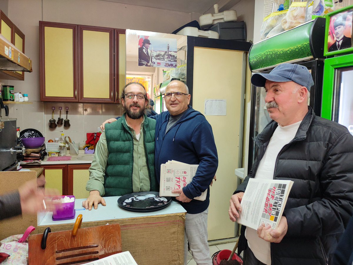 IzmirTkp's tweet photo. #İzmir 2. Bölge Milletvekili Adayımız Rahmi Rençber ile birlikte #Bayraklı Sevgi Yolunda emekçilere çözüm önerilerimizi anlattık, ardından esnaf ziyaretlerinde bulunduk.

Yoksulluğa ve sömürüye son vereceğiz,
bu düzeni değiştireceğiz!

#TKPGelirHerŞeyDeğişir 
#OylarTKPye https://t.co/9nn9ZWS5A3