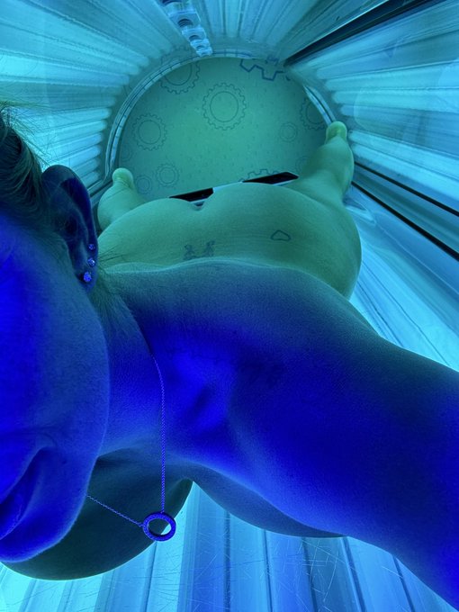 Air dropped these from the tanning bed to all available 🔥 https://t.co/77w25IaYQf