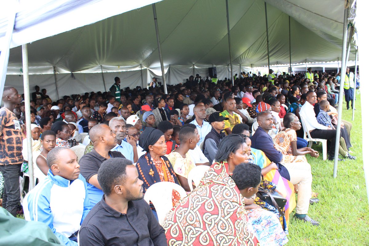 BugeseraDistr's tweet photo. Ku gicamunsi cyo kuri uyu wa 15 Mata 2023 ku rwibutso rwa #Ntarama @Eng_Patricie akaba n'imboni y'Akarere @BugeseraDistr muri Guverinema, Governor @EKGasana n'abandi bashyitsi bifatanyije n'abaturage b'umurenge wa @NtaramaBugesera #Kwibuka29 Jenoside yakorewe Abatutsi 1994. https://t.co/SeC7AqiQml