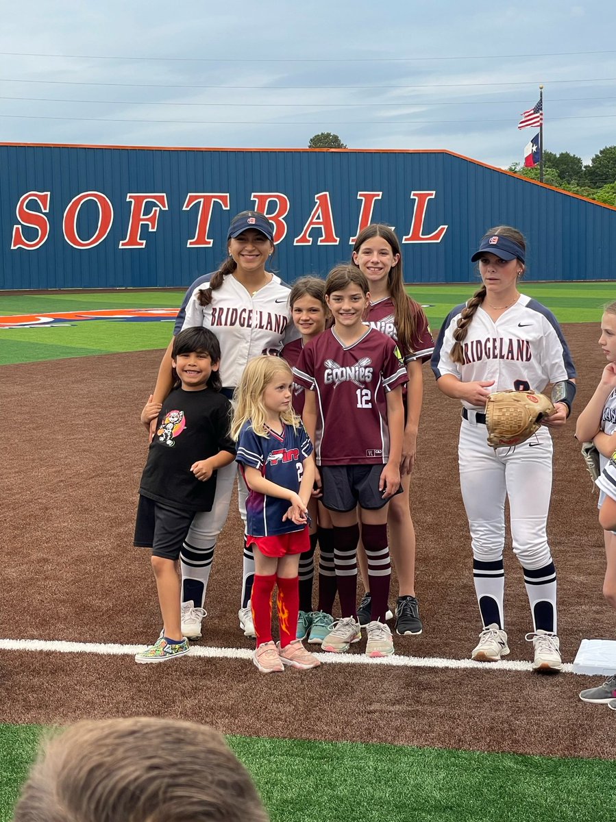 YogasixCC's tweet photo. Parents night &amp; little league night was a success! So glad we got to be part of this great event. Thank you to @ArleneSellsTx for letting us help you pass out goodie bags to our future pro ball players 🥎⚾️ Good luck to Bridgeland Softball 🐻 for a great season! https://t.co/0OB9Bu3GIH