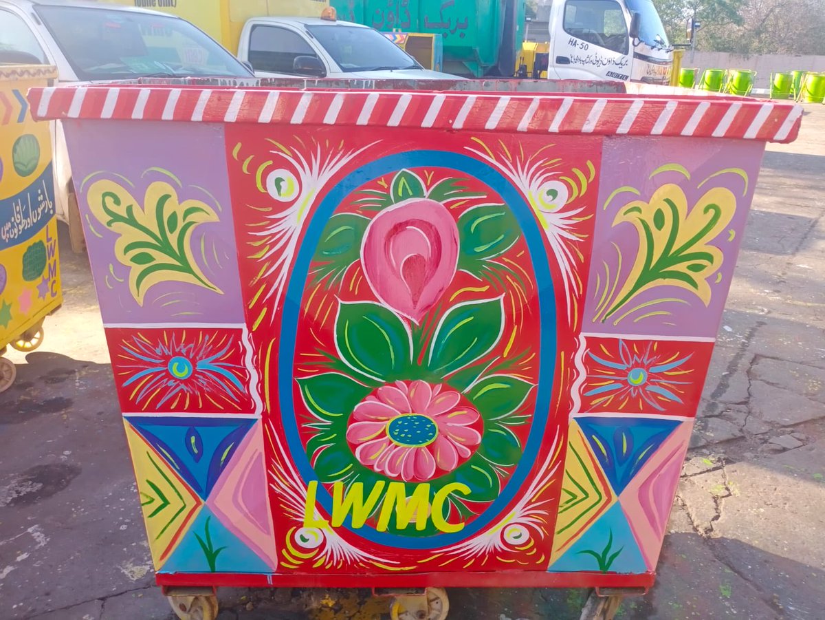 chash_mish04's tweet photo. Providing the perfect scene 🫧
#LWMCtruckArt
#KeepLahoreClean
#GoodWorkLWMC
#OurRealHerosLWMCWorkers https://t.co/ia9fmdvNpl