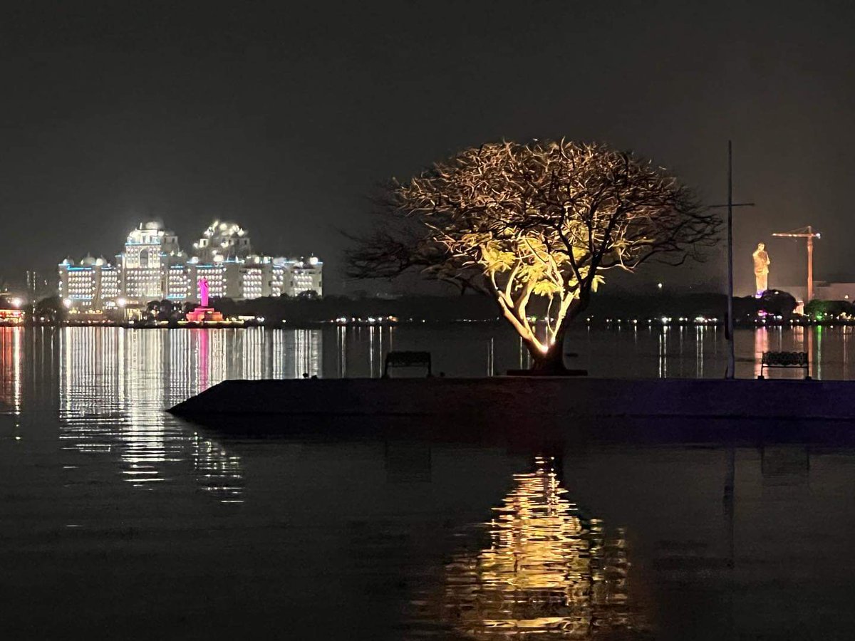 Awesome view of New Secretariat, Dr BR Ambedkar Statue & Hussainsagar lake...all in one frame. Thank you Veeresh CK...nice click! @KTRBRS @HiHyderabad