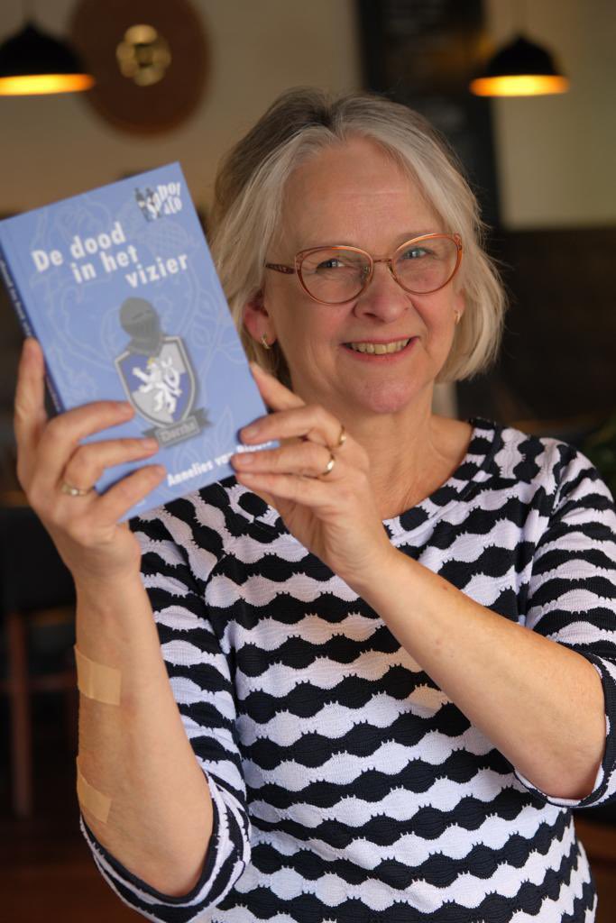 De dood in het vizier - Annelies van Bloois
Schrijfster Madeleine de Sabot, reist met Nina naar Schotland voor research. Nina ontdekt het lijk van een dorpsbewoner ontdekt, verandert het doel van hun reis. 
Via 1802publishing.nl te bestellen. 
#cozydetective #lezen