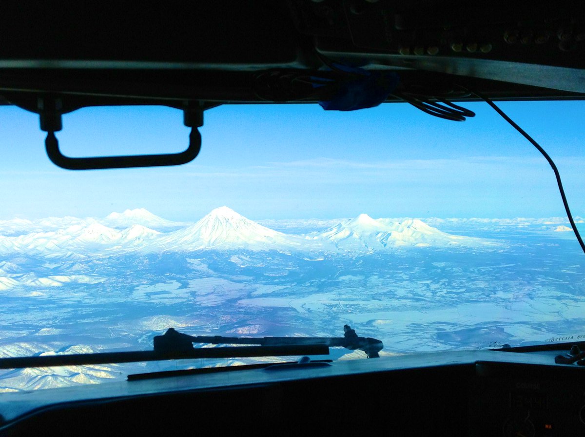 lavalstgermain's tweet photo. My B-737 pointy-end view of some of those Kamchatka volcanoes (from several years ago). #shareyourweather #volcanoes #cockpitviews #PetropavlovskKamchatskiy https://t.co/fFgRxWmLbo