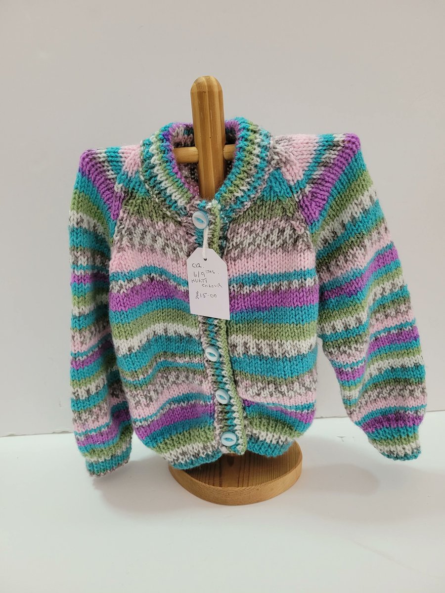 How striking are the colours in this cardigan hand-knitted by Busyneedles a whole range of styles and sizes available
#cardigan #babyknit #babycardigan