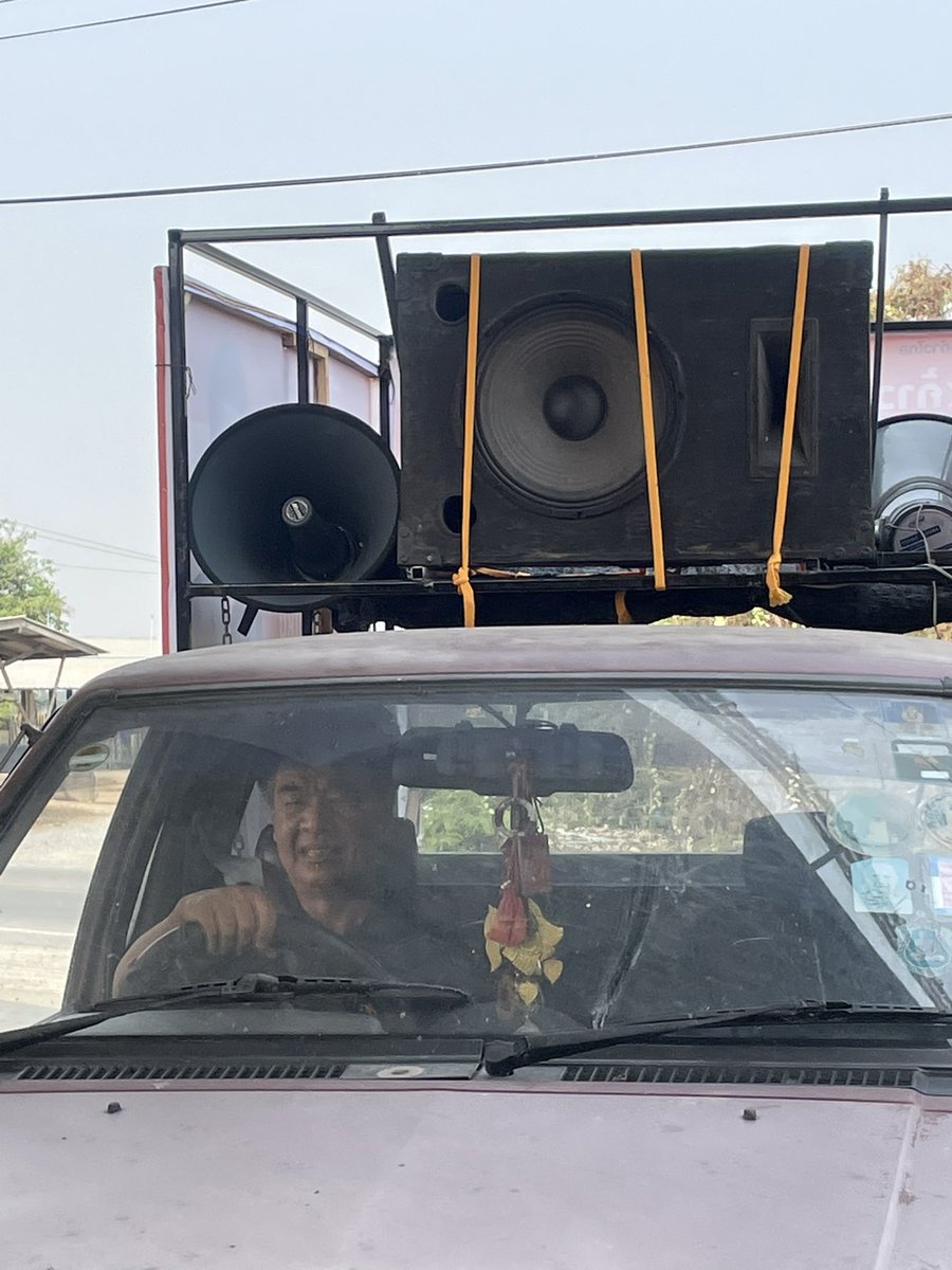 nnxpav's tweet image. แกกกกกก เขต1 สุพรรณบุรี สู้มากนะ ตอนแรกนึกว่าแค่จ้างรถวิ่งตามหมู่บ้าน สรุปผู้สมัครขับรถวิ่งเอง คนเดียวก็มา ชั้นไม่เคยเจออะไรแบบนี้เลย 🥹 #ก้าวไกล2ใบ #เลือกตั้ง66 #ก้าวไกล31