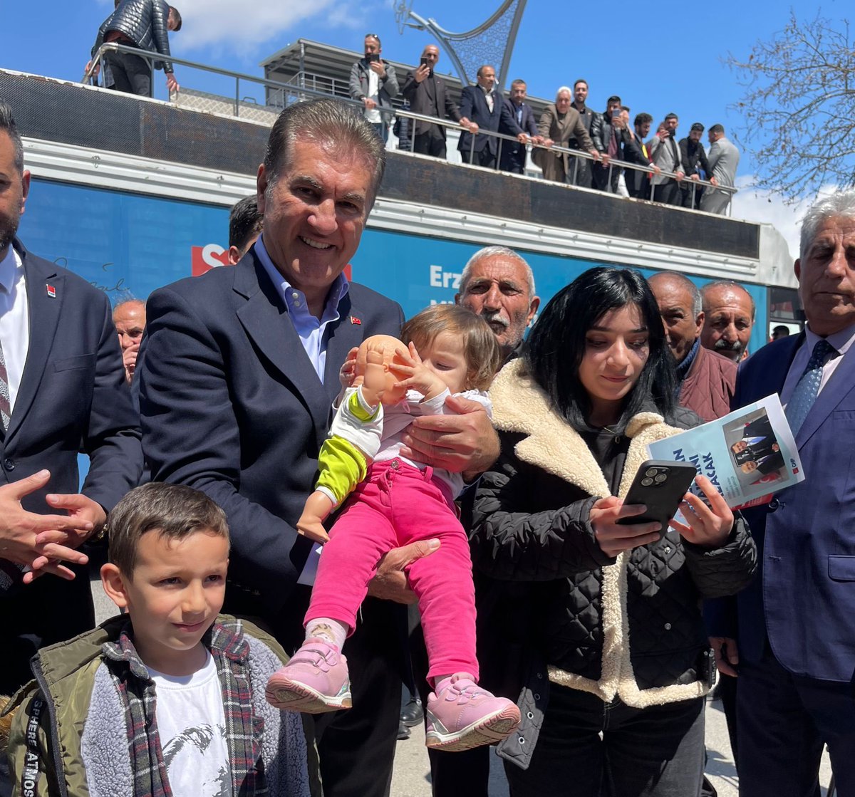 Bolluk için, bereket için,
Küçülen değil, büyüyen Erzincan için,
Erzincan hakkını alacak.
Sevgi kazanacak,
Erzincan kazanacak.
Kazanan Türkiye olacak.#CHP #Erzincan #kemalkilicdaroglu