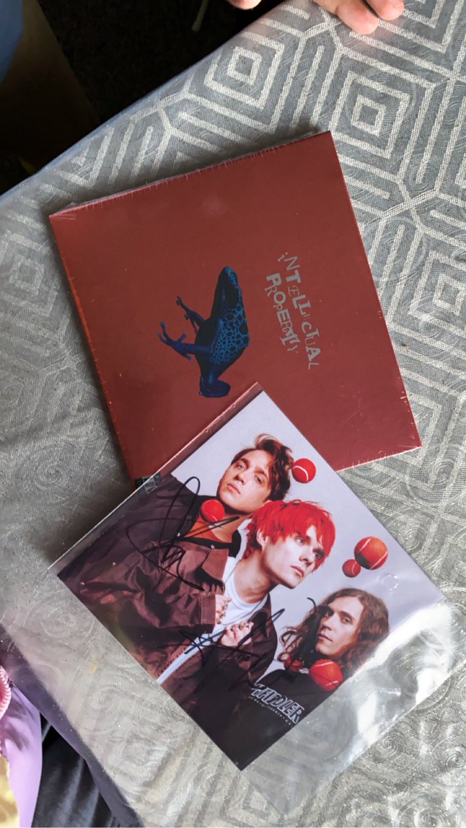 GuiChanXD's tweet photo. i completely forgot i preordered intellectual property look at my favourite white boys!!!! https://t.co/2olhzKHmGv