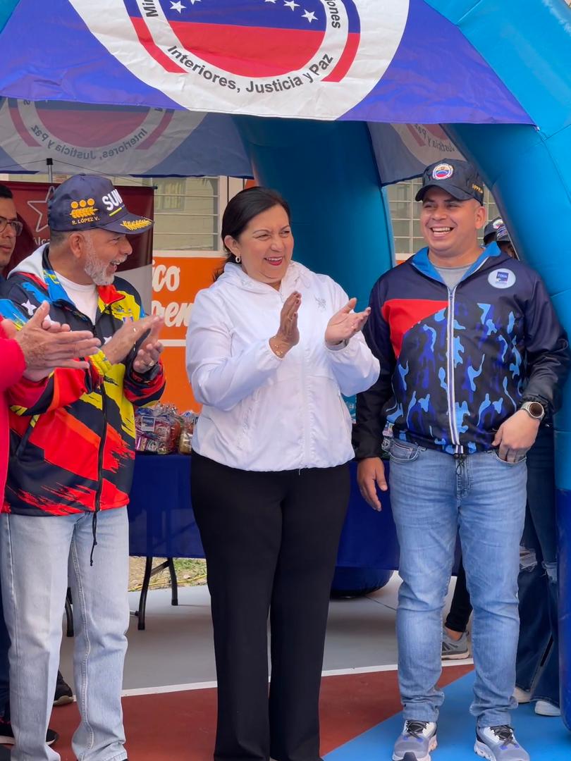 Somos un gran equipo promoviendo estos avances en el país en consonancia con el Plan Nacional Antidrogas 2019-2025, con información que nos dan las comunidades y cumplir con sus requerimientos. Hoy 900 familias serán beneficiadas con esta cancha deportiva, cultural y comunitaria