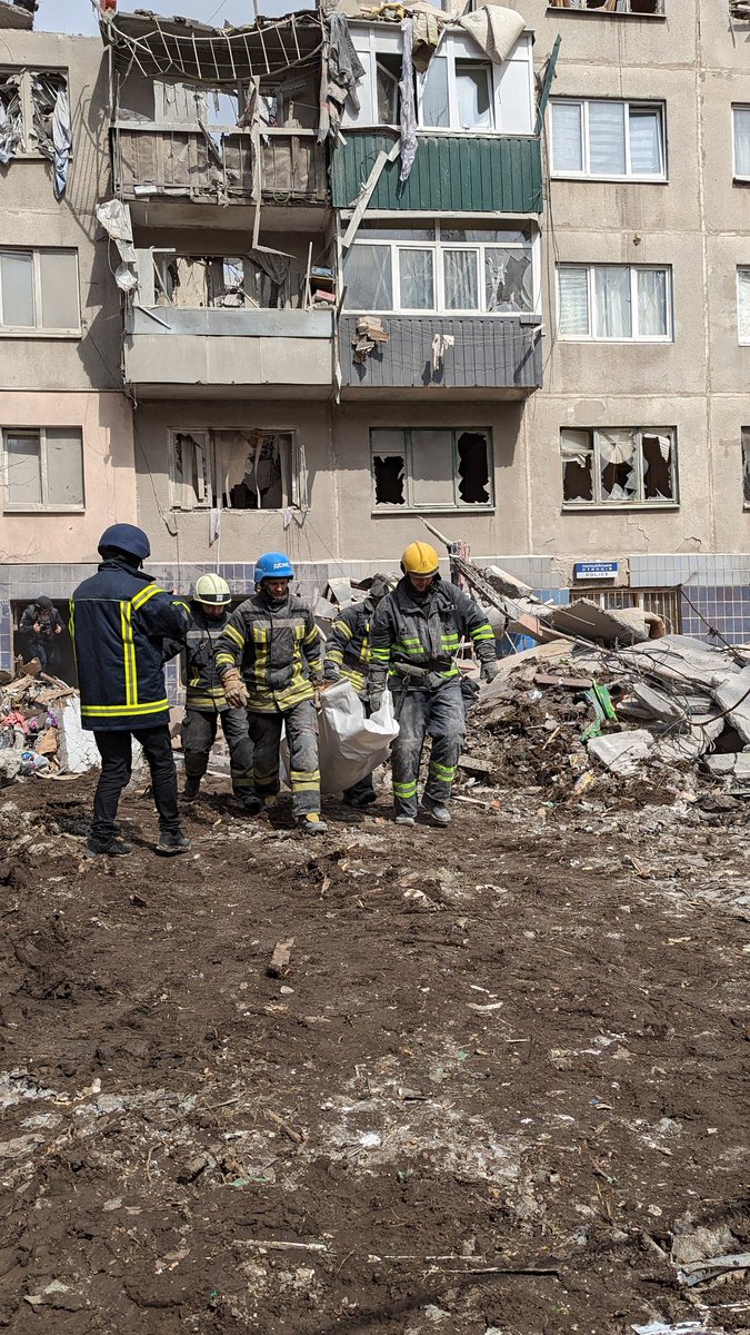 Слов'янськ Донецька область. Рятувальники дізтали тіло загиблої людини з-під завалів п'ятиповерхівки, яка була частково зруйнова в результаті ракетних ударів з боку російських окупантів.