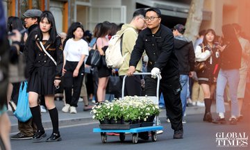 CGMeifangZhang's tweet photo. Residents and visitors flood to #Anfu Road in downtown #Shanghai on April 15. The road has become a venue for internet influencers and photographers to gather during weekends to make vlogs and take photos of people with all kinds of costumes. https://t.co/3a6IWKGEJi https://t.co/DdEGhaZiIG