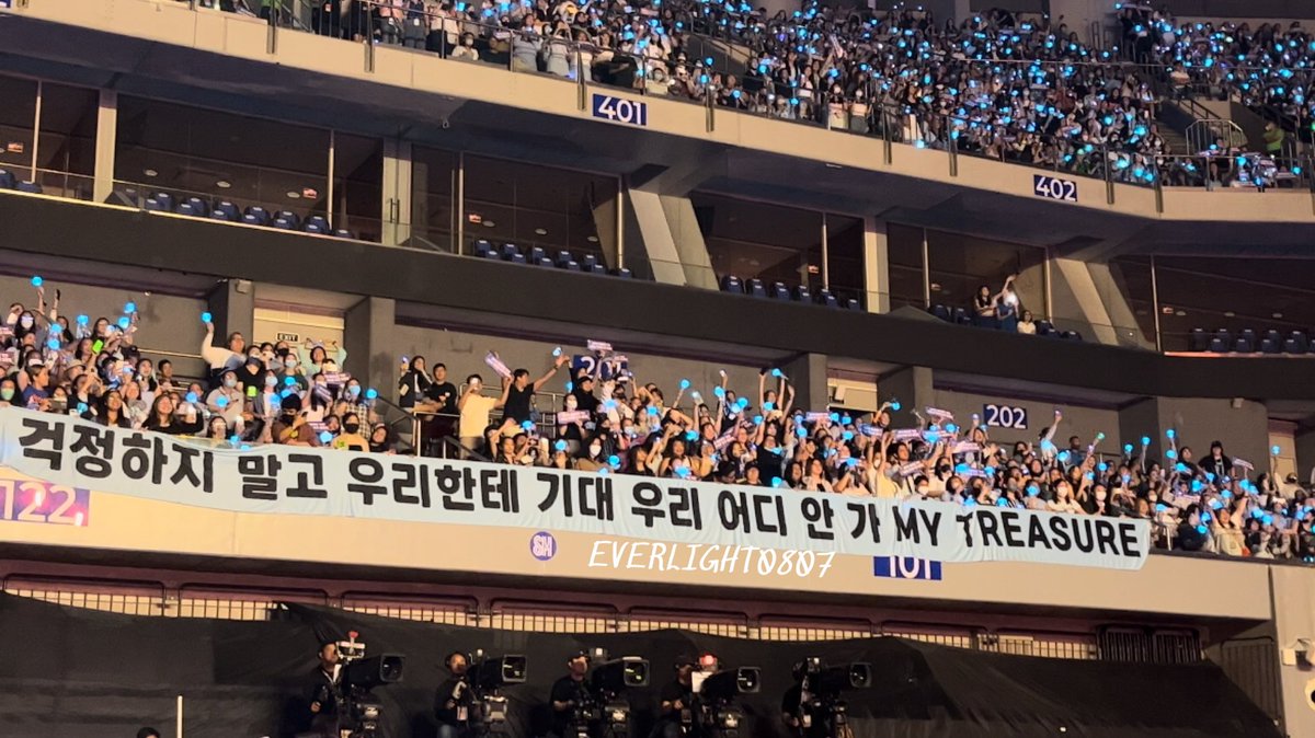 everlight0807's tweet image. [FANCAM] 230415 [FANCAM] 230415 TREASURE TOUR ‘HELLO’ in Manila 💎🩵

Long Message Slogan Event
from Filo Teumes to #TREASURE

💌 “Trust us, lean on us, we’re not going anywhere. Don’t worry, my TREASURE”

A Day TEU Remember 
#HELLO_TREASUREinManila_D2
#TREASURE_HELLO_ASIA_TOUR…