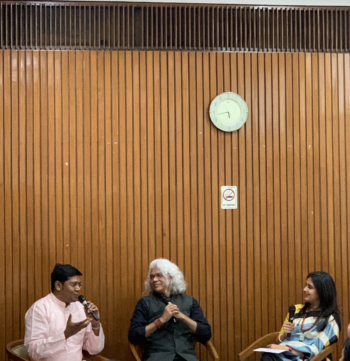 FoundationPK's tweet photo. The Write Circle with @devdip and @gchikermane in conversation with Pooja Marwah, Ehsaas woman of Dehradun. Welcome Note by @ArchanaDalmia, Vote of thanks by @PotdarAnantmala felicitation by Karuna Goenka, Ehsaas women of Delhi @PenguinIndia @IIC_Delhi https://t.co/utdHWKJzR2