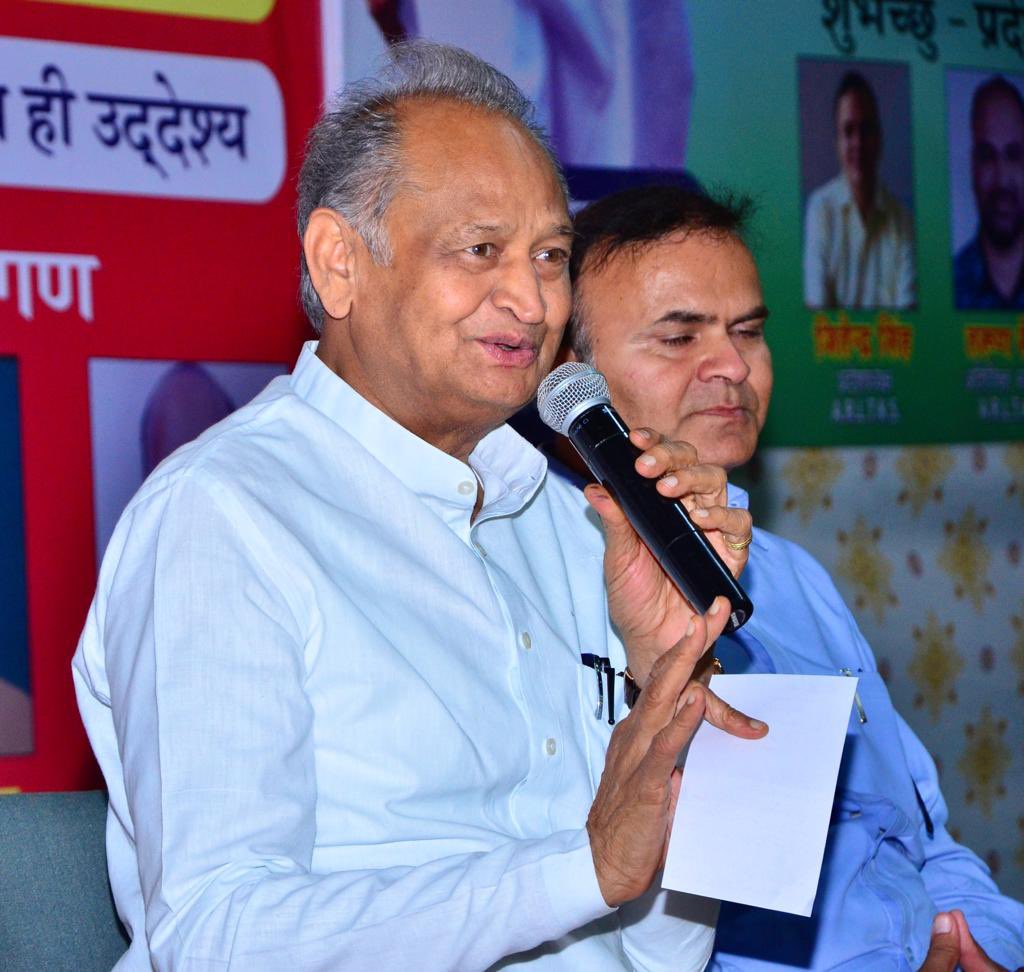 ashokgehlot51's tweet photo. लैब टेक्निशियन दिवस व MNJY के 10 वर्ष पूर्ण होने के उपलक्ष्य में निवास पर आए ‘अखिल भारतीय लेबोरेट्री टेक्निशियन कर्मचारी संघ राजस्थान’ के  प्रतिनिधिमंडल से मुलाक़ात की।

इस मौके पर अपनी निष्ठा, सेवा व समर्पण से जन जीवन संरक्षण में लगे समस्त स्वास्थ्य योद्धाओं का उत्साहवर्धन किया। https://t.co/VTVu9alPOc