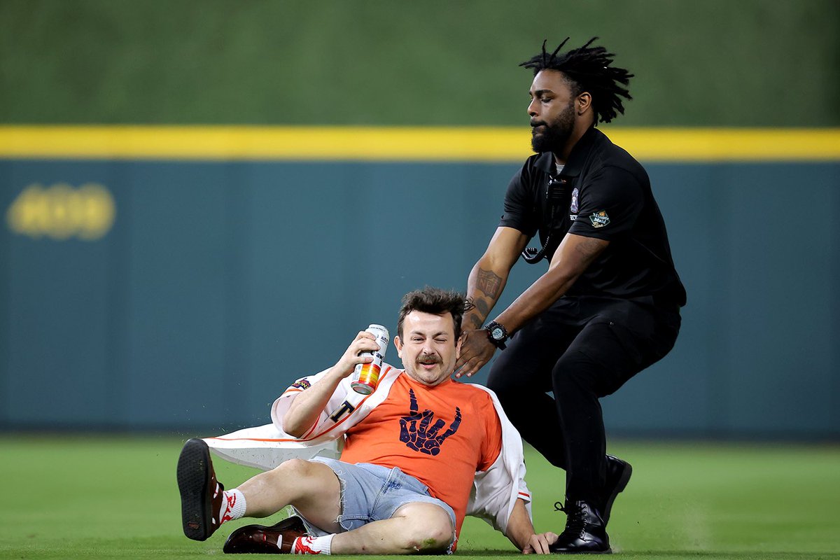 Photosbyerik's tweet photo. Why do fans still try to run onto the field and interrupt a game? Makes no sense lolol https://t.co/Mt2Wvzdnix