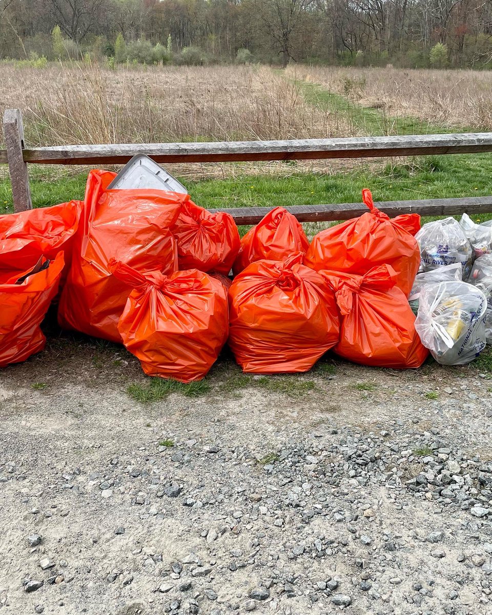 Picking up bottles, cans, car parts, chip bags, signs, Styrofoam & more with the Environmental Commission at annual stream cleanup organized by @RaritanHWaters! 🌎🌲#rivercleanup #cleanstreams #RHAstreamcleanup #plasticpollutes