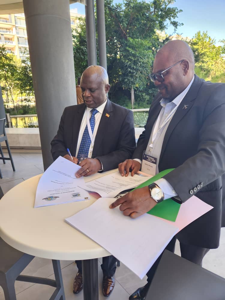 ambjoel25's tweet photo. Ma participation au programme de Résidence de L'Aviation Civile en Afrique du Sud a été sanctionnée par l'obtention du certificat de reconnaissance et la  signature du contrat/MoU entre nos  Autorités de l'Aviation Civile sur la calibration de nos systèmes de navigation aérienne https://t.co/5GWEMMHJYB