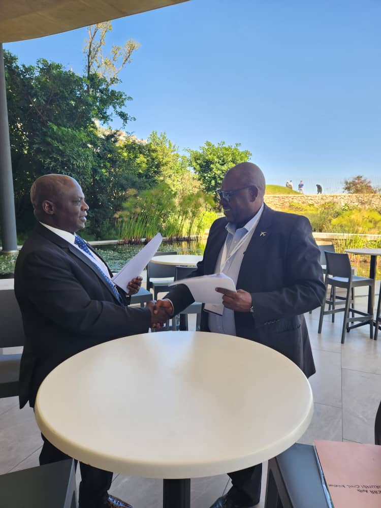 ambjoel25's tweet photo. Ma participation au programme de Résidence de L'Aviation Civile en Afrique du Sud a été sanctionnée par l'obtention du certificat de reconnaissance et la  signature du contrat/MoU entre nos  Autorités de l'Aviation Civile sur la calibration de nos systèmes de navigation aérienne https://t.co/5GWEMMHJYB