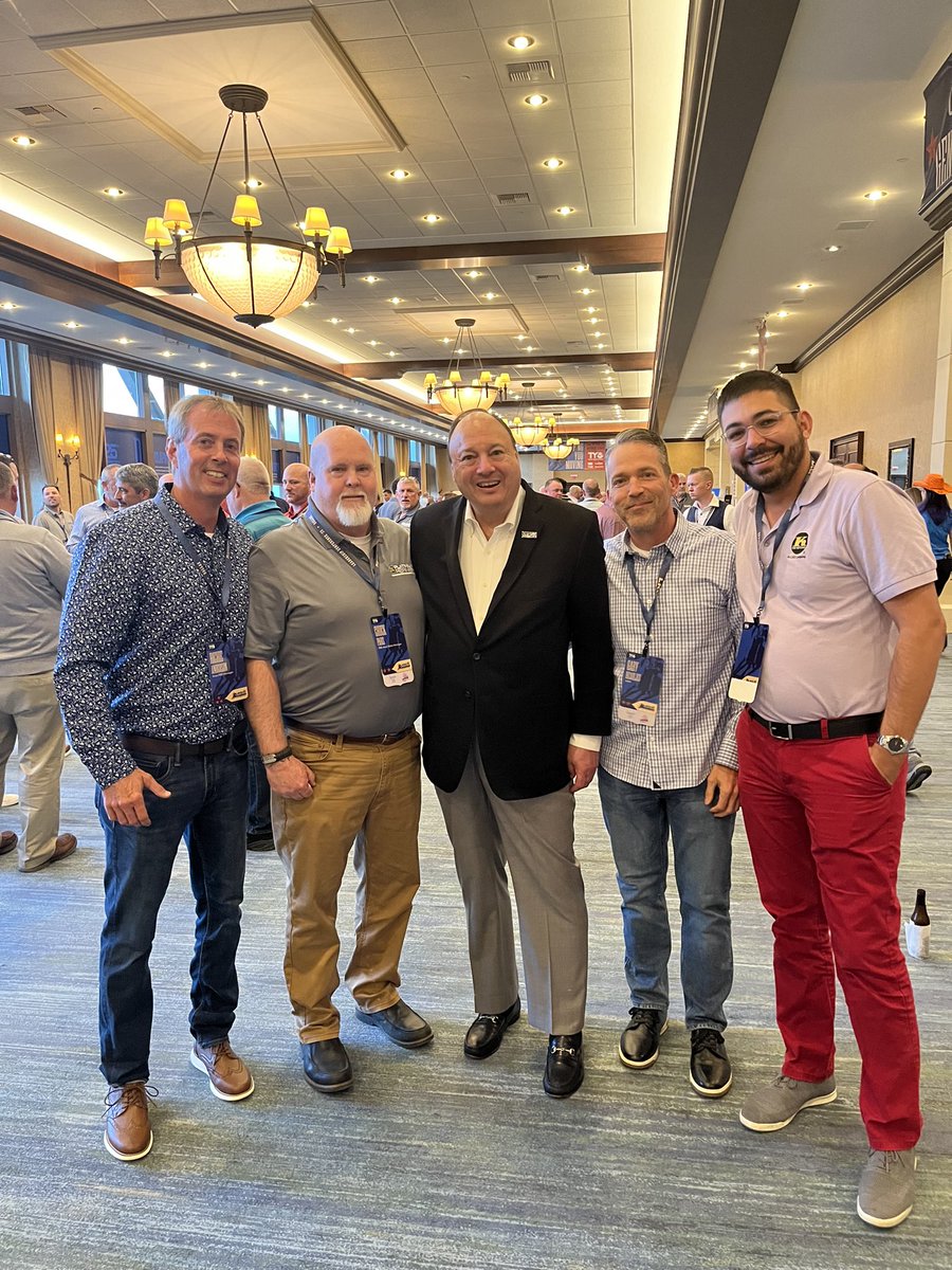 RichieHoops33's tweet photo. @LKQCorp 2023 leadership with @jockowillink meeting our CEO and making the poster for @NuVentory ! Great week! https://t.co/dmmu5FGVds