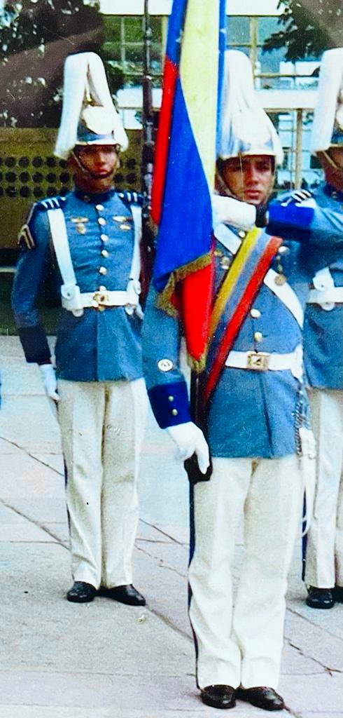 dhernandezlarez's tweet photo. Me complazco en felicitar a mi Alf/Aux. Diosdado Cabello @dcabellor “Abanderado AMV”, severo en la disciplina, en su cumpleaños 60!, 40 de ellos al servicio de la Patria, dando el ejemplo y formando generaciones de patriotas en virtudes y valores, con la severa conciencia del deber de honrar y defender nuestra nacionalidad y nuestro país.