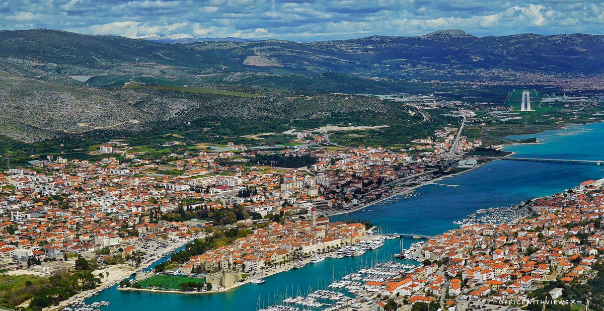 Aproximación a #Split , de las más bonitas que hay, a la izquierda Trogir con el campo de fútbol anexo al Castillo del Camarlengo.