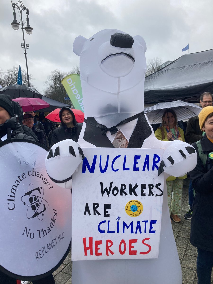 Mooie nucleaire demo mee mogen maken vandaag in Berlijn. Meer pro dan anti op deze Zwarte Zaterdag in Duitsland op het moment dat de laatste 3 kerncentrales worden gesloten. #stundenul